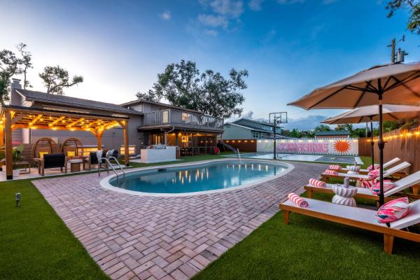 Casa Palmera Family Villa 5 Minutes to the Beach with Heated Pool and Outdoor Cinema, Reservar  Seminole Flórida