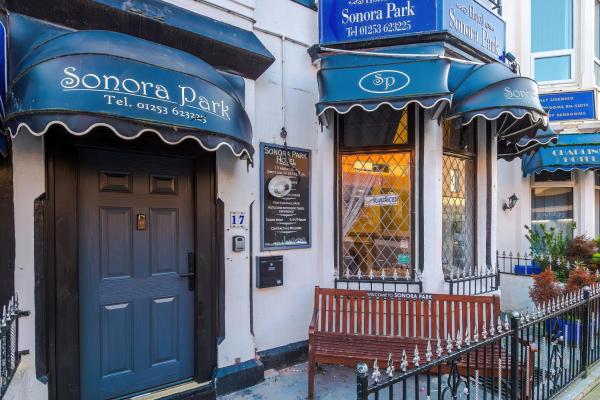 Entire Sonora Park Hotel Sleeps 37 Central Pier, Reservar  Blackpool Lancashire
