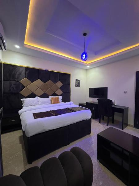 LEON\S HOTELS and SUITES OWERRI, Reservar  Hotéis em Owerri com piscina, Piscina