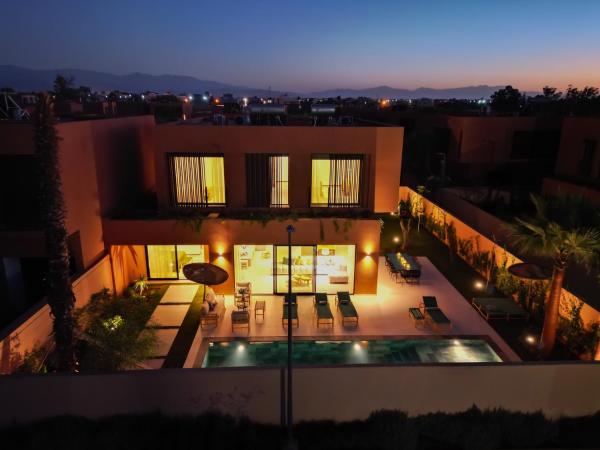 Villa Marleanis 5 suites 300m2 piscine chauffée privative 11m de long résidence avec gardien, Reservar  Hotéis em Marrakech-Tensift-Haouz com piscina, Piscina