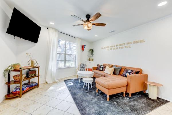 Downtown - Shiner Bungalow at Beer Ranch Project, Reservar  Wimberley Texas Hill Country