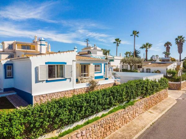 Villa Gabriella - Charming villa in great location close to everything you need, Reservar  Hotéis em Algarve com Piscina, Piscina