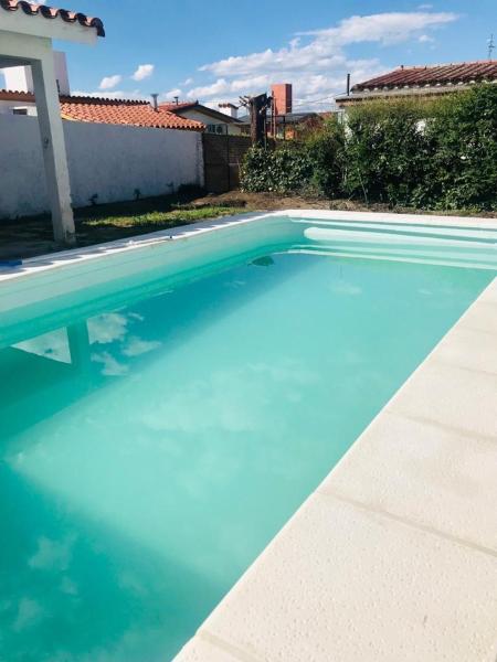 Casa en Villa Carlos Paz con Pileta , Quincho y Jardín a Pasos del Centro, Reservar Casa de férias Hotéis em Córdoba com piscina, Piscina