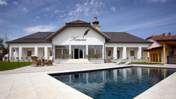 Notarius Vendégház, Reservar  Hotéis em Northern Hungary com piscina, Piscina