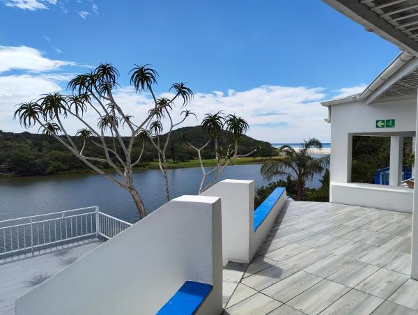 Blues at Bonza Bay Beach, Reservar  Beacon Bay Eastern Cape