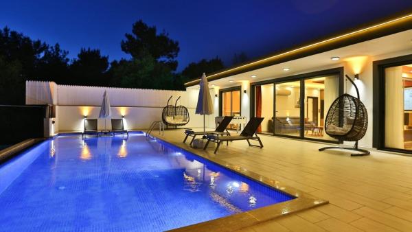 Uzumlu Village 2 Bedroom Luxury Villa, Reservar  Hotéis em Mediterranean Region Turkey com piscina, Piscina