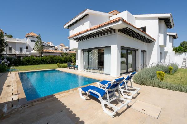 Luxury Villa with Private Pool, Reservar  Hotéis em Tanger-Tetouan com Piscina, Piscina