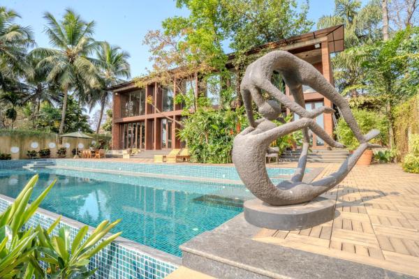 ELIVAAS The Glass Villa - An ultra-luxurious 4-BHK villa with an infinity pool, Reservar  Aldona Goa