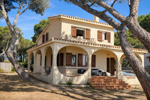 Villa Alex on the beach with sea view, Reservar  Foxiʼe Sali Sardenha