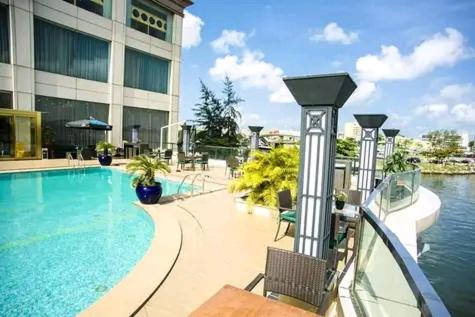 Blessing hotel, Reservar  Hotéis em Wouri com piscina, Piscina