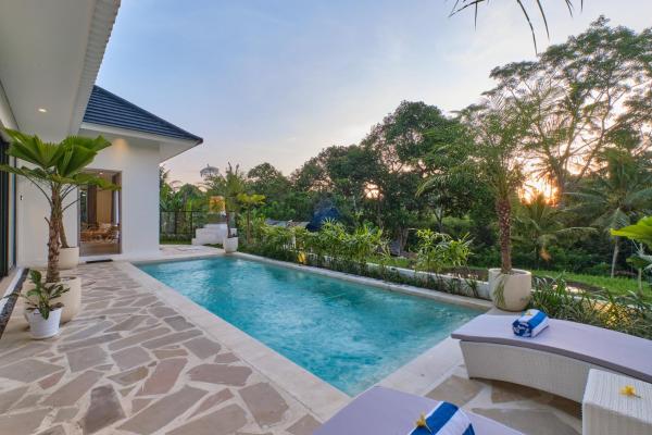 Newly! 2BR Modern Villa Close to Ubud Center, Reservar  Hotéis em Bali com piscina, Piscina
