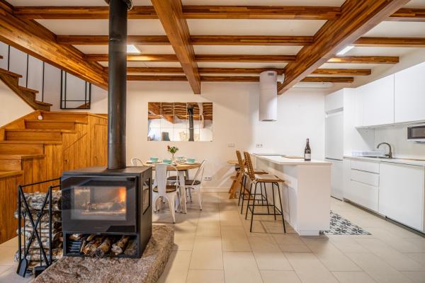 Encantadora Villa de Piedra con Jardín y Chimenea, Reservar  Hotéis em Galiza com Estacionamento, Estacionamento