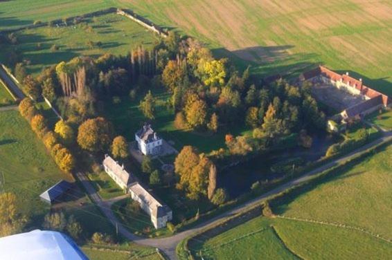 Gîtes du château de la Motte, Reservar  Hotéis em Joué-du-Plain com Estacionamento, Estacionamento