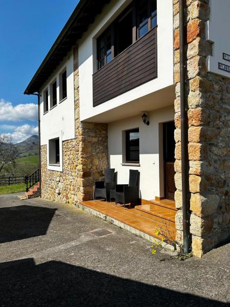 Casa de Aldea La Maestra, Reservar  Hotéis em Astúrias com Estacionamento, Estacionamento